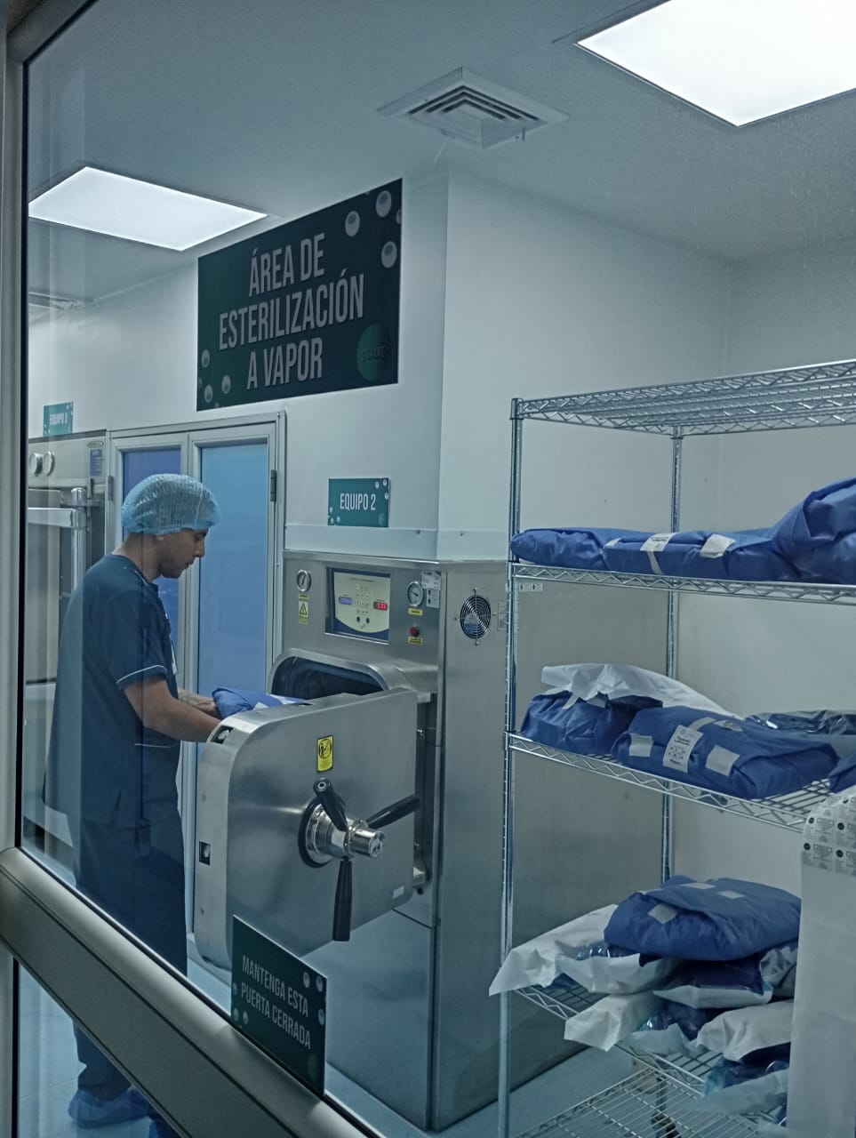 Este proceso se realiza a alta temperatura por medio de vapor saturado con autoclaves marca Biolab.