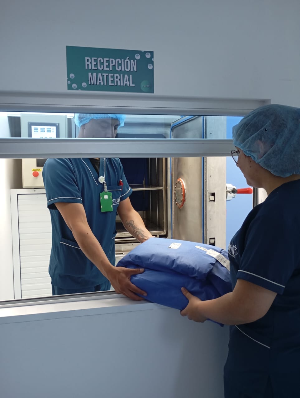 Este proceso se realiza a alta temperatura por medio de vapor saturado con autoclaves marca Biolab.